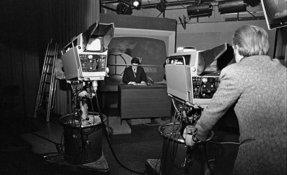 Slovenci smo 15. aprila 1968 dobili svoj glavni večerni dnevnik na Radioteleviziji Ljubljana. / Foto: Marjan Ciglič, Hrani: Muzej Novej&scaron;e In Sodobne Zgodovine Slovenije