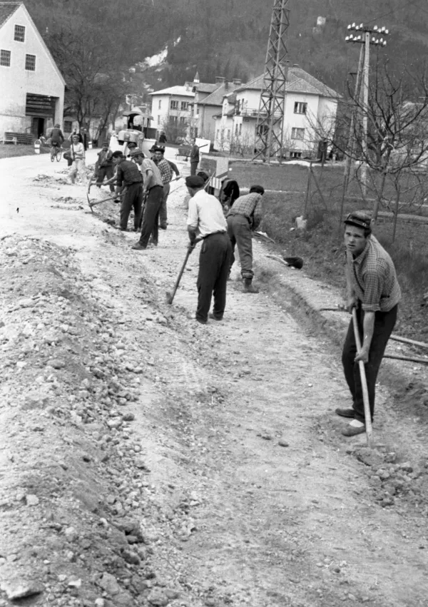 Ljudje so s prostovoljnimi akcijami polep&scaron;ali okolje in okrepili ponos ter pripadnost skupnemu delu. / Foto: Marjan Ciglič, Hrani: Muzej Novej&scaron;e In Sodobne Zgodovine Slovenije