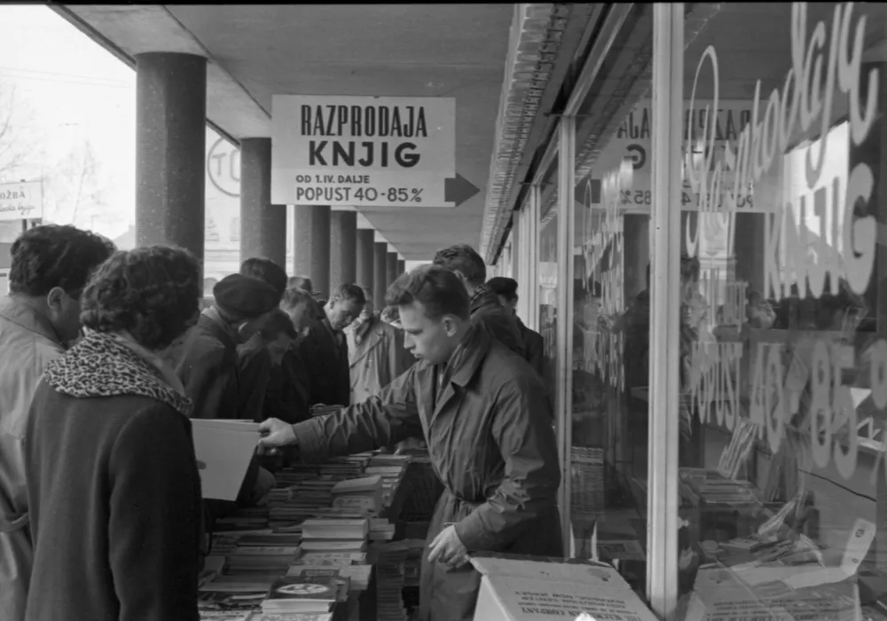 Svetovni dan knjige &ndash; priložnost za branje in ugodne nakupe / Foto: Marjan Ciglič, Hrani: Muzej Novej&scaron;e In Sodobne Zgodovine Slovenije