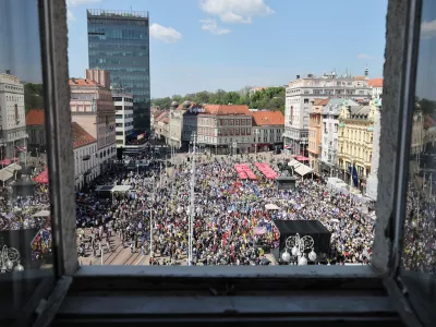 18.4.2026., Zagreb - Pogled na kolonu prosvjednika "Hrvatska zajedno za vece place i mirovine" u organizaciji Saveza samostalnih sindikata Hrvatske (SSSH), Nezavisnog hrvatskog sindikata (NHS) i Matice hrvatskih sindikata (MHS) te Sindikata umirovljenika Hrvatske (SUH). Prosvjedom se poziva gradjane na podrsku u borbi protiv malih placa i mirovina, visokih zivotnih troskova, korupcije i sive ekonomije. Photo: Emica Elvedji/PIXSELL