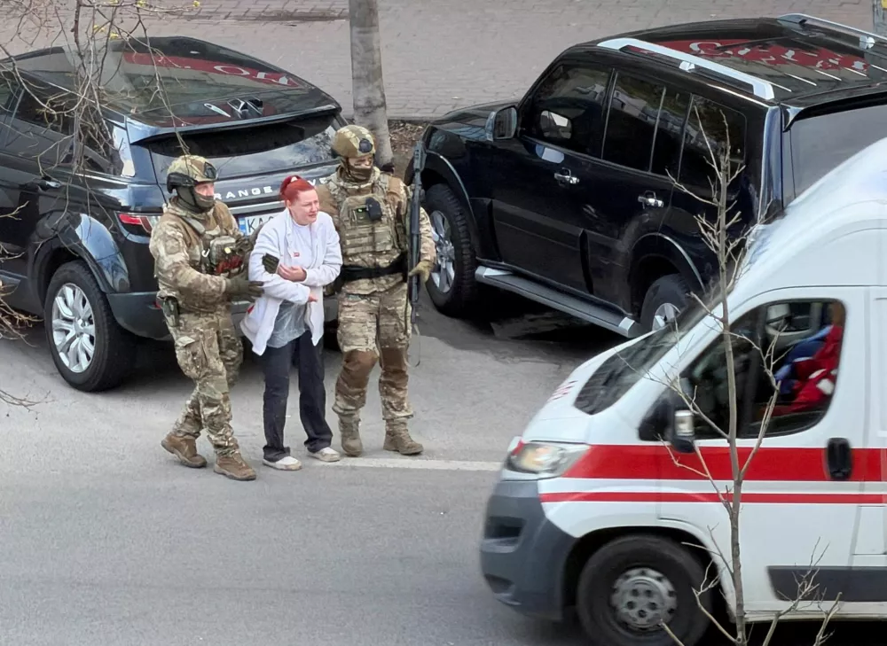 Special Forces Police Unit evacuate the hostage at the site of a shooting incident, in Kyiv, Ukraine, April 18, 2026. Picture taken with a mobile phone. REUTERS/Stringer   TPX IMAGES OF THE DAY