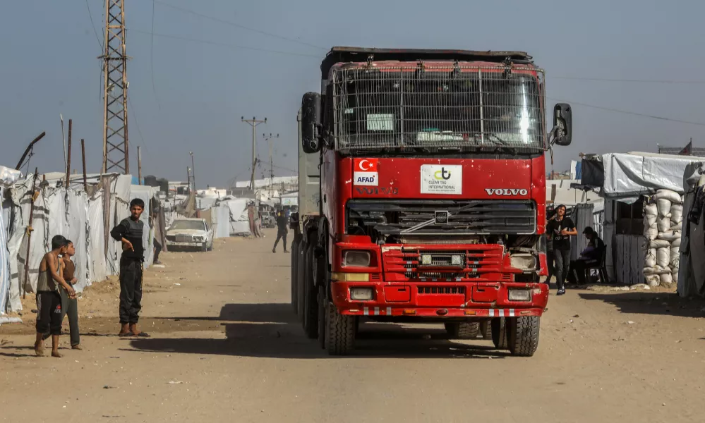 01 February 2026, Palestinian Territories, Khan Younis: Trucks carrying humanitarian aid arrive in Khan Yunis in the southern Gaza Strip, after passing through the Rafah border crossing from Egypt. Photo: Abed Rahim Khatib/dpa