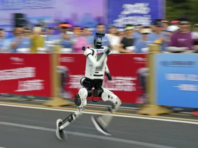 Robot med tekom na maratonu v Pekingu. / Foto: Profimedia