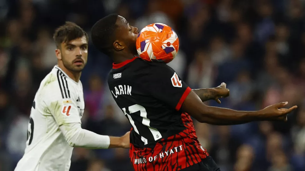 Soccer Football - LaLiga - Real Madrid v RCD Mallorca - Santiago Bernabeu, Madrid, Spain - May 14, 2025 RCD Mallorca's Cyle Larin in action with Real Madrid's Raul Asencio REUTERS/Susana Vera