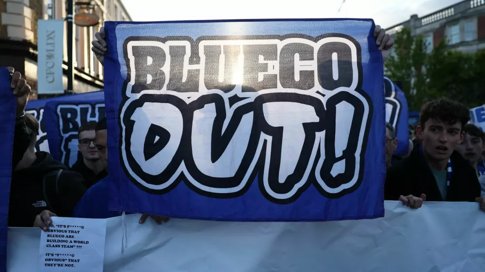 Soccer Football - Premier League - Chelsea v Manchester United - Stamford Bridge, London, Britain - April 18, 2026 RC Strasbourg and Chelsea fans hold a joint Blueco Out protest against their owners outside the stadium before the match REUTERS/David Klein EDITORIAL USE ONLY. NO USE WITH UNAUTHORIZED AUDIO, VIDEO, DATA, FIXTURE LISTS, CLUB/LEAGUE LOGOS OR 'LIVE' SERVICES. ONLINE IN-MATCH USE LIMITED TO 120 IMAGES, NO VIDEO EMULATION. NO USE IN BETTING, GAMES OR SINGLE CLUB/LEAGUE/PLAYER PUBLICATIONS. PLEASE CONTACT YOUR ACCOUNT REPRESENTATIVE FOR FURTHER DETAILS..
