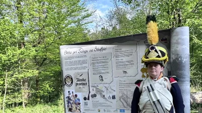 Tabla stoji na lokaciji, kjer je v začetku 19. stoletja potekala ena izmed zadnjih bitk za obstoj Ilirskih provinc. Kapelica, postavljena v spomin na padle vojake različnih narodnosti, ohranja spomin na približno 600 padlih borcev in predstavlja pomemben zgodovinski opomnik.