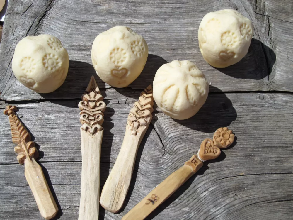 Lesena pisava s katero se ri&scaron;e sporočila po trniču. 