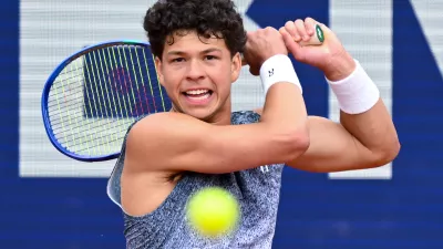 Ben Shelton of the US in action against Italy's Flavio Cobolli during the men's singles final match at the ATP Tour in Munich, Germany, Sunday April 19, 2026. (Sven Hoppe/dpa via AP)