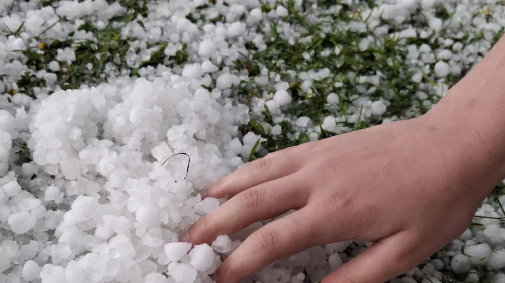 Toča v Podkraju pri Velenju. Foto: zejem zaslona fb
