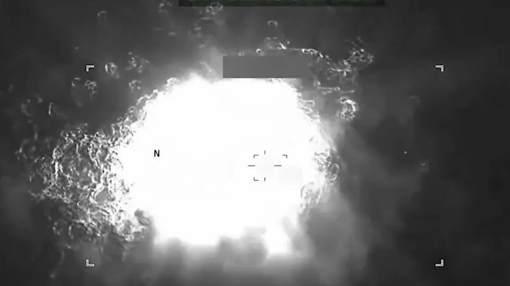 Čoln z domnevnimi tihotapci droge.