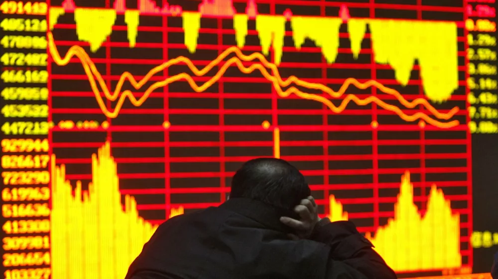 A man looks at an electronic board at a securities exchange in Wuhan, Hubei province January 22, 2008. China's main stock index plunged 7.22 percent on Tuesday, its third biggest daily fall this decade, in a panic triggered by sliding overseas markets and the prospect of big supplies of new shares from domestic offers. REUTERS/Stringer (CHINA) CHINA OUT