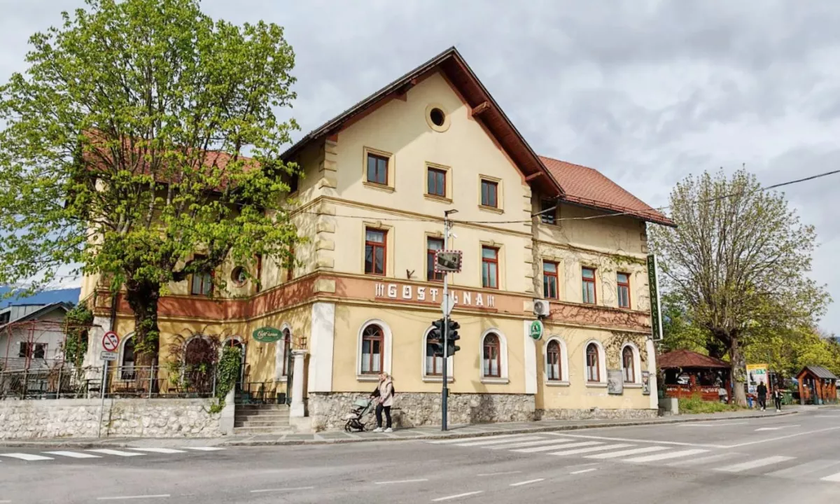 (OCENA GOSTILNE) ️V centru Bleda se je za samostojno pot odločil kuhar, ki ima v dozdajšnjem življenjepisu zapisani nekoč najboljšo beograjsko restavracijo in restavracijo blejskega golf kluba.