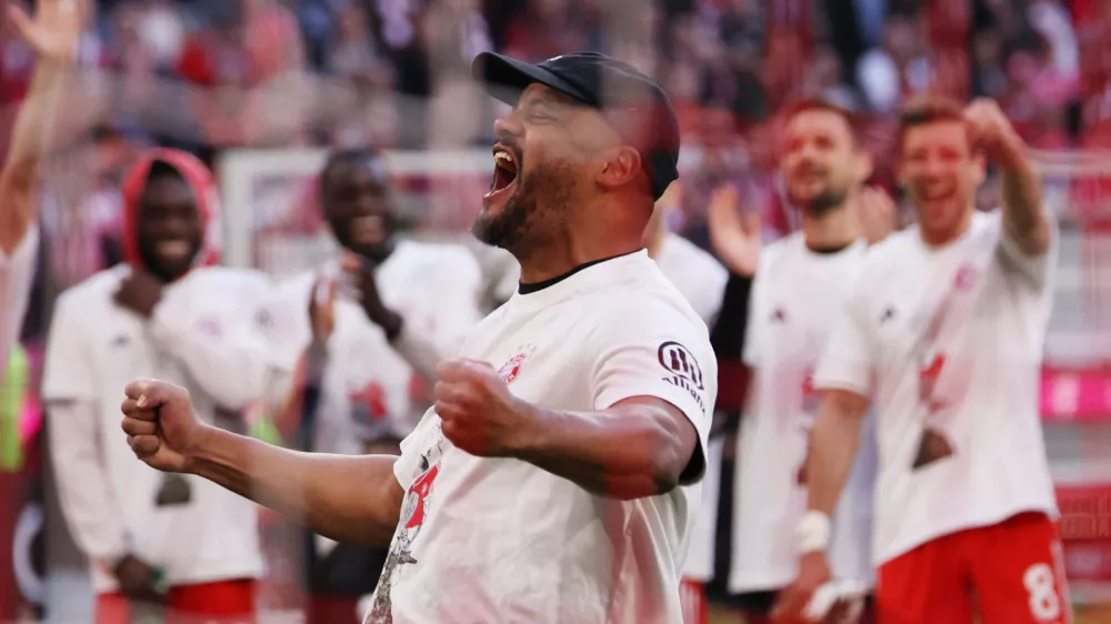 Soccer Football - Bundesliga - Bayern Munich v VfB Stuttgart - Allianz Arena, Munich, Germany - April 19, 2026 Bayern Munich coach Vincent Kompany celebrates after winning the Bundesliga REUTERS/Gintare Karpaviciute DFL REGULATIONS PROHIBIT ANY USE OF PHOTOGRAPHS AS IMAGE SEQUENCES AND/OR QUASI-VIDEO.