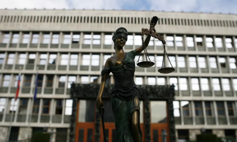 - ilustrativna fotografija - parlament - državni zbor - tožilstvo - pravo - pravičnost - pravosodje - pravica - pravni sistem - kipec boginja pravde Justicija - tehtanje resnice - tehtnica in meč, stavba- tematska fotografija - poseg politike v sodstvo//FOTO: Bojan Velikonja