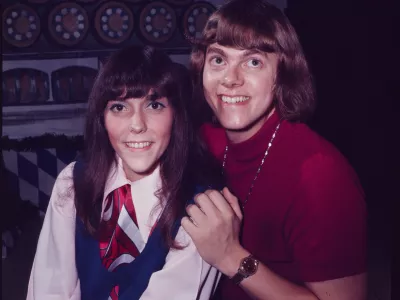 (MANDATORY CREDIT Koh Hasebe/Shinko Music/Getty Images) Karen Carpenter (left) and Richard Carpenter (right) of The Carpenters, photo session in Tokyo, Japan, 2nd June 1972. (Photo by Koh Hasebe/Shinko Music/Getty Images)