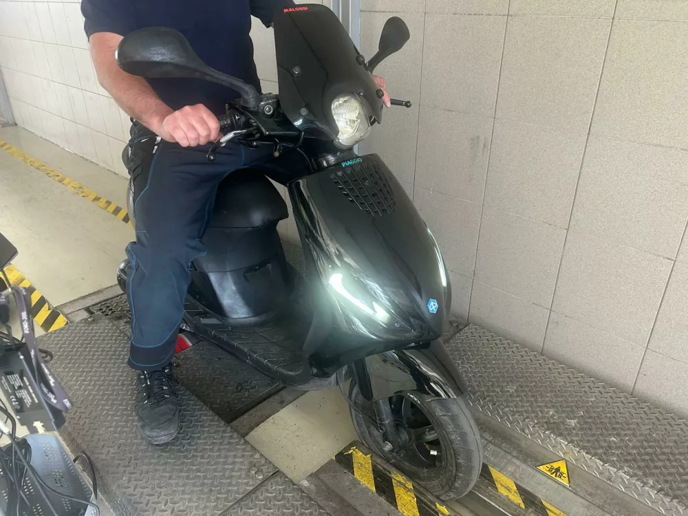 Preizkus na videz počasnega skuterja lahko hitro pokaže, da gre lahko precej precej hitreje. / Foto: Pu Ljubljana