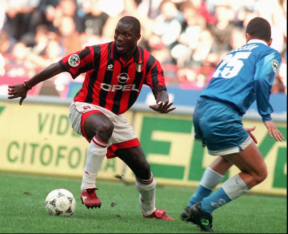 ** FILE ** Milan's forward George Weah, left, dribbles past Napoli defender Mirko Taccola during their Italian major league match in Milan in this Oct. 20, 1996 photo. Weah was FIFA's World Player of the Year in 1995. He also coached and played for the national team of Liberia, where soccer has a riveting hold on fans. He sometimes used his own money to pay the team's expenses and travel costs. Now, the 38-year-old Weah is among 22 candidates running in Oct. 11 elections overseen by nearly 15,000 U.N. troops guarding the country's transition to democracy after the end of its 1989-03 crisis. (AP Photo/Carlo Fumagalli) / Foto: Carlo Fumagalli