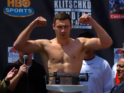 Heavyweight boxer Vitali Klitschko weighs in as opponent Corrie Sanders, behind him at right, looks on, Thursday, April 22, 2004, in Los Angeles. The two will meet on Saturday night for the WBC Heavyweight Championship in Los Angeles. (AP Photo/Mark J. Terrill) / Foto: Mark J. Terrill