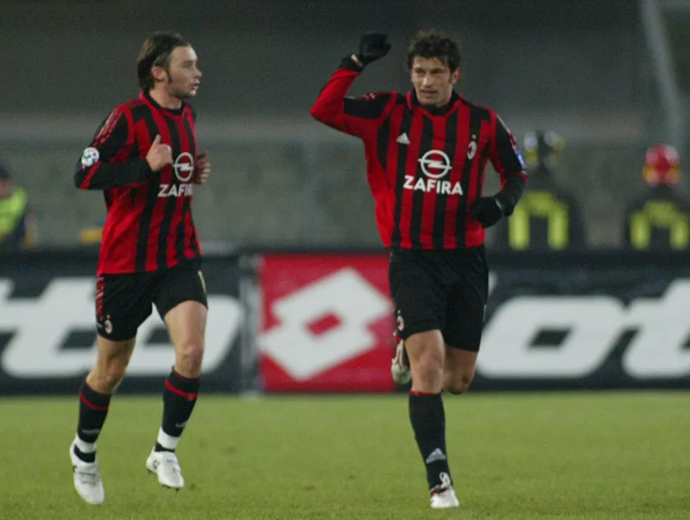 AC Milan's Kakhaber Kaladze, right, of Georgia reacts after scoring during the Italian first division soccer match between Chievo and AC Milan at the Verona Bentegodi stadium, Italy, Saturday, Dec. 3, 2005. (AP Photo/Felice Calabro') / Foto: Felice Calabro'