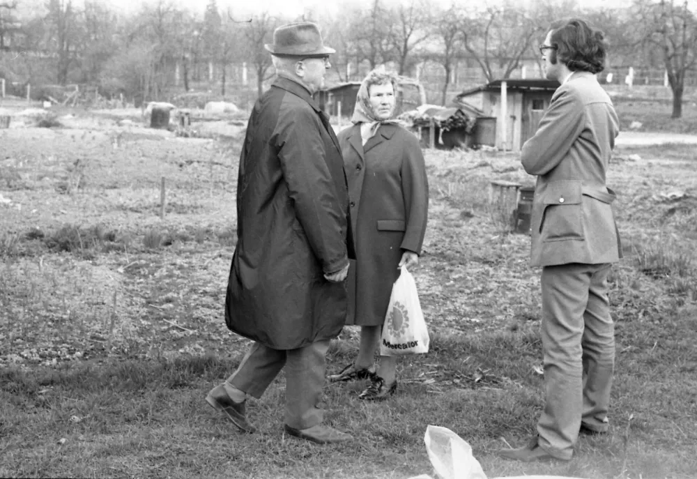 Vrtičkarji so radi tudi poklepetali. / Foto: Marjan Ciglič, hrani Muzej Novej&scaron;e In Sodobne Zgodovine Slovenije