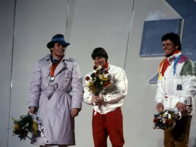 The winners of the men's giant slalom at the Winter Olympics stand on the podium after receiving their medals on Feb. 14, 1984, in Sarajevo. From left to right; Yugoslavia's Jure Franko with silver, Switzerland's Max Julen with gold, and Liechtenstein's Andreas Wenzel with bronze. (AP Photo) / Foto: Uncredited