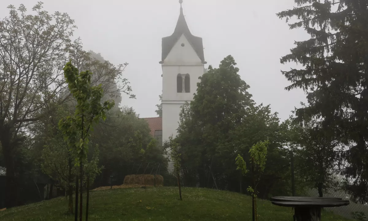 V svetišču je najznamenitejši poslikani leseni strop.