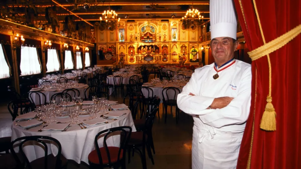 Paul BOCUSE, French chef based in Lyon, grand chef cuisinier fran&Atilde;&sect;ais, nouvelle cuisine, trois etoiles au Guide Michelin depuis 1965, Collonges-au-Mont-d'Or, L'Auberge du Pont de Collonges; year of production: 2002; //SIPA_15590001/Credit:Michael Wolf/enapress.com/SIPA/1801211605,Image: 360859857, License: Rights-managed, Restrictions:, Model Release: no / Foto: Profimedia