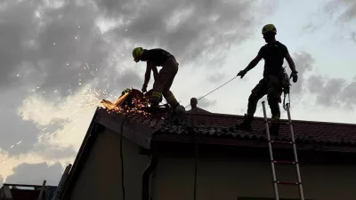 V Šiški strela udarila v streho novogradnje, nastalo za več tisoč evrov škode