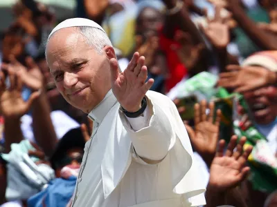 Pope Leo XIV waves as he arrives to hold a Holy Mass in Saurimo, Angola, April 20, 2026. REUTERS/Guglielmo Mangiapane    TPX IMAGES OF THE DAY