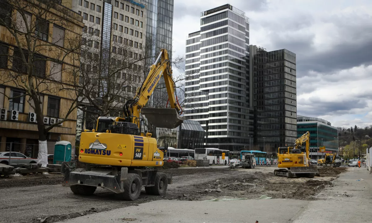 Mladostnika z ukradenim delovnim strojem na nočno vožnjo