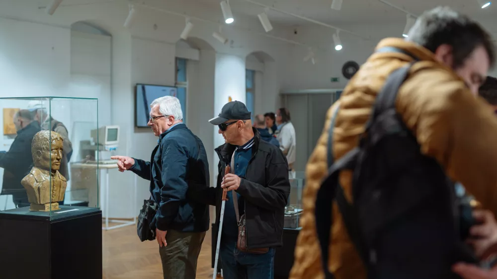 Razstava, ki bri&scaron;e meje med vidnim in nevidnim