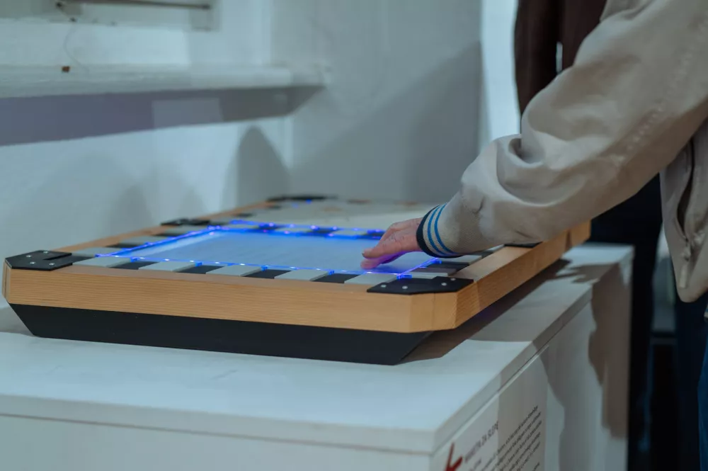 Razstava, ki bri&scaron;e meje med vidnim in nevidnim