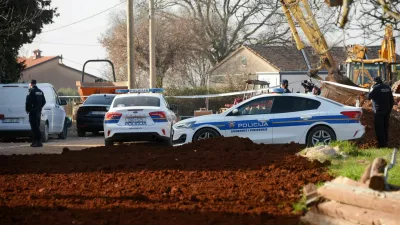 V Filipinih pri Poreču so v družinski hiši v četrtek odkrili trupla treh oseb. 