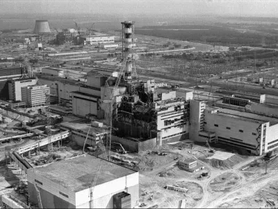 FILE - This 1986 file photo shows an aerial view of the Chernobyl nuclear plant in Chernobyl, Ukraine showing damage from an explosion and fire in reactor four on April 26, 1986 that sent large amounts of radioactive material into the atmosphere. A massive shelter has finally been installed over the exploded reactor at the Chernobyl nuclear plant, one of the most ambitious engineering projects in the world. The half-cylinder-shaped shelter began being moved toward the reactor on a system of hydraulic jacks two weeks ago and reached its destination Tuesday, Nov. 29, 2016 a significant step toward liquidating the remains of the world's worst nuclear accident, 30 years ago in what is now Ukraine. (AP Photo/Volodymyr Repik, File) / Foto: Volodymyr Repik