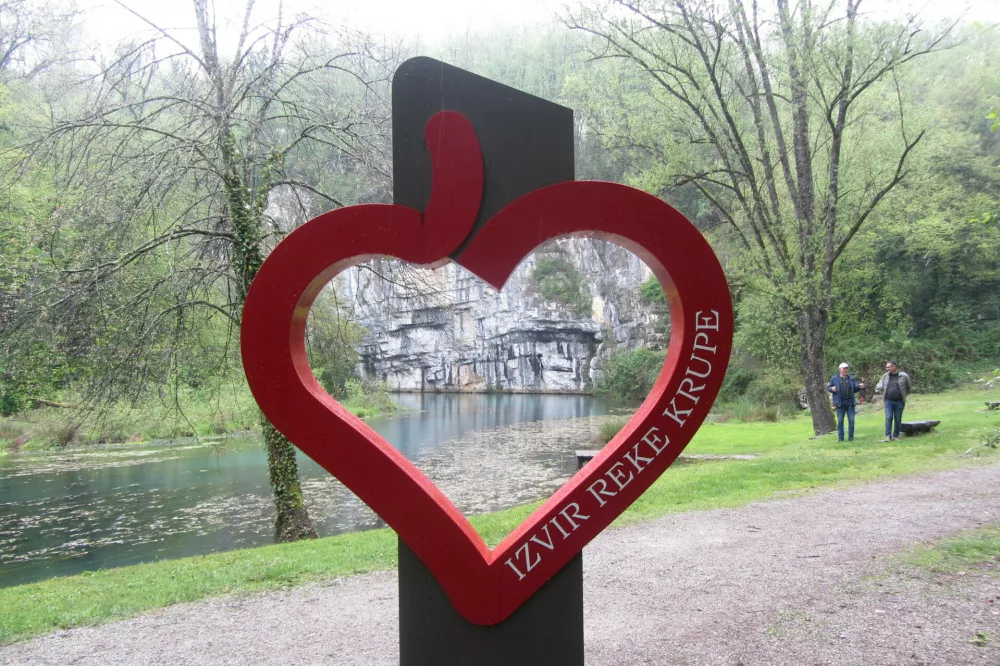 Na izviru Krupe se stekajo vode	izpod Mirne in Markove gore, Rožnega dola ter hribovja na severu, nato pa z močnim izvirom butnejo na plano pod 30 metrov visokimi apnenčastimi skalami. Tu nastaja globoko temnozeleno izvirno jezero. To je edini tovrstni izvir v Sloveniji in največji kra&scaron;ki izvir v Beli krajini.