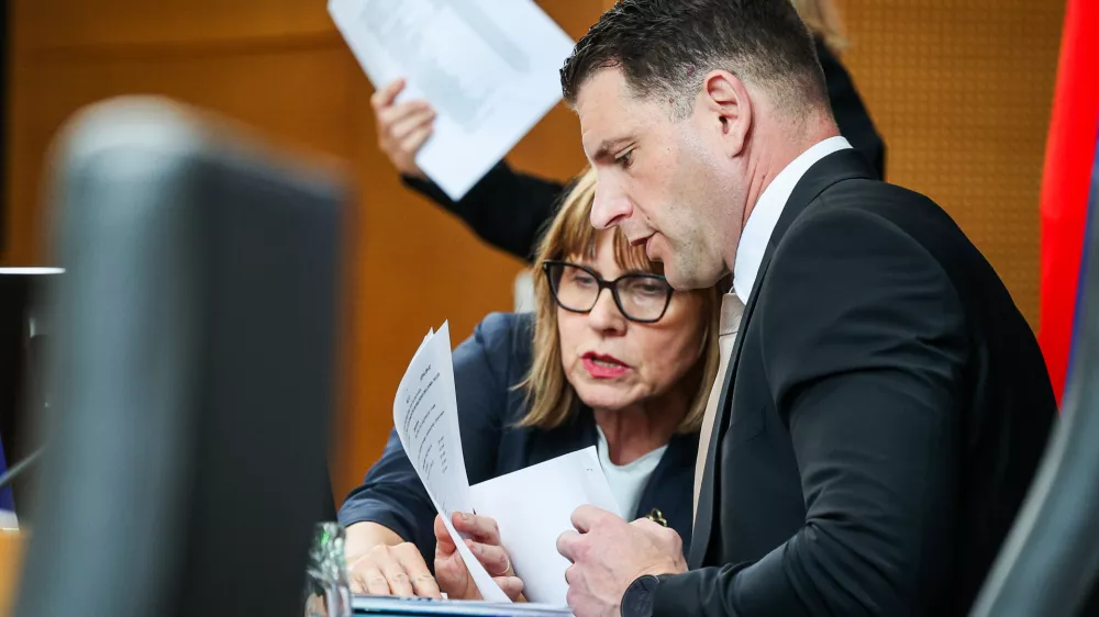 Ljubljana, DZ.Izredna seja DZ, na kateri naj bi volili podpredsednike DZ ter obravnavali predlog odloka o ustanovitvi in nalogah delovnih teles DZ in mandatno-volilne zadeve.Predsednik DZ Zoran Stevanovic.