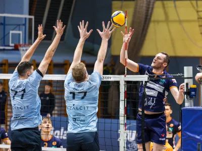 Tonček &Scaron;tern (v temnej&scaron;i &scaron;portni oprav) je tudi v finalu državnega prvenstva najbolj učinkovit igralec. 