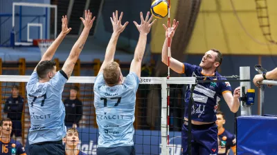 Tonček &Scaron;tern (v temnej&scaron;i &scaron;portni oprav) je tudi v finalu državnega prvenstva najbolj učinkovit igralec. 