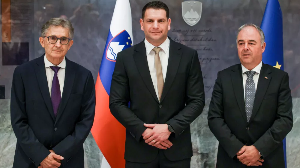 Ljubljana, DZ.Predsednik DZ Zoran Stevanovic z novoizvoljenima podpredsednikoma DZ Francom Krizanom in Danijelom Krivcem.