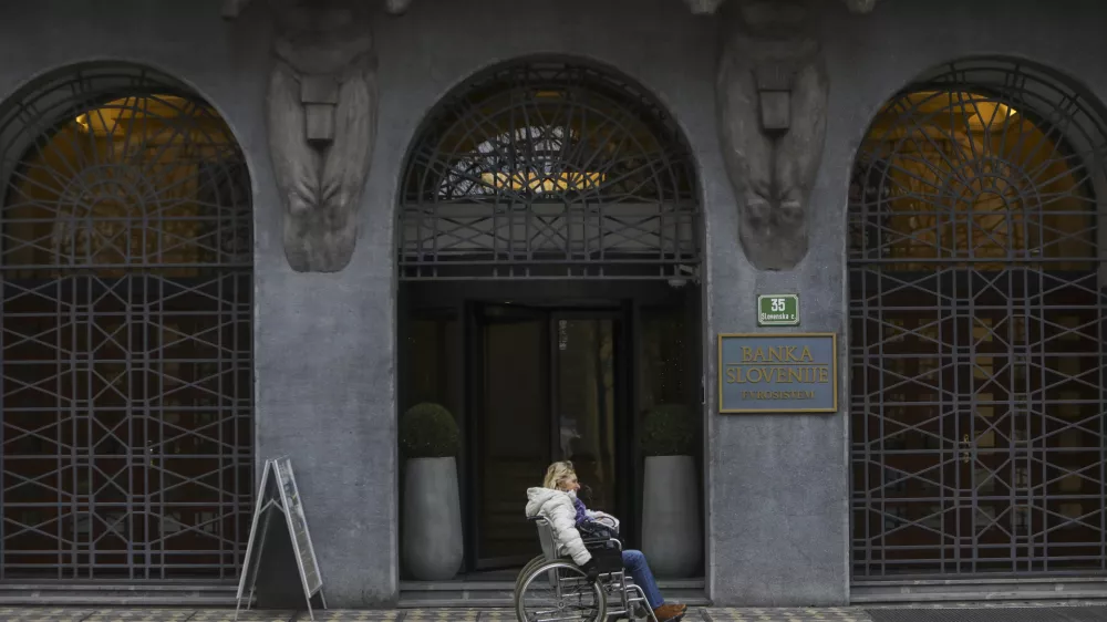 13.01.2025 - invalid na vozičku - invalidski voziček - Banka slovenije - dovoz invalidov v javne ustanoveFOTO: LUKA CJUHA