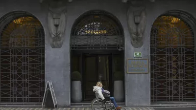 13.01.2025 - invalid na vozičku - invalidski voziček - Banka slovenije - dovoz invalidov v javne ustanoveFOTO: LUKA CJUHA