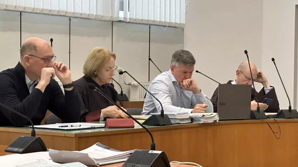 Celje, celjsko okrozno sodisce.Tozilstvo je danes za prvoobtozenega nekdanjega direktorja Tesa Urosa Rotnika glede merilnikov Tesa predlagalo dve leti in dva meseca zapora ter 80.000 evrov denarne kazni.Nekdanji vodja elektro sluzbe Tesa Bojan Bresar, njegova zagovornica Branka Zobec Hrastar, nekdanji direktor Tesa Uros Rotnik in njegov zagovornik Mitja Jelenic Novak.