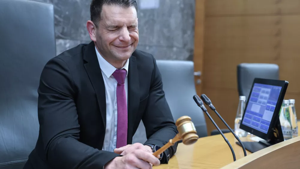 Novi predsednik DZ Zoran Stevanović, Resnica- 10.04.2026 - ustanovna seja novega sklica DZ, ki jo je sklicala predsednica republike Nata&scaron;a Pirc Musar; seja se je začela z imenovanjem predsednika in podpredsednika mandatno-volilne komisije, sledila je prekinitev, pol ure po prekinitvi pa se je začela seja mandatno-volilne komisije DZ za pripravo druge točke dnevnega reda; v nadaljevanju seje DZ so potrjevali mandate poslancem in volili predsednika DZ//FOTO: Jaka Gasar