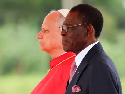 Pope Leo XIV is welcomed by President of Equatorial Guinea Teodoro Obiang Nguema Mbasogo upon his arrival at Malabo International Airport to begin his apostolic journey to Equatorial Guinea, in Malabo, Equatorial Guinea, April 21, 2026. REUTERS/Guglielmo Mangiapane