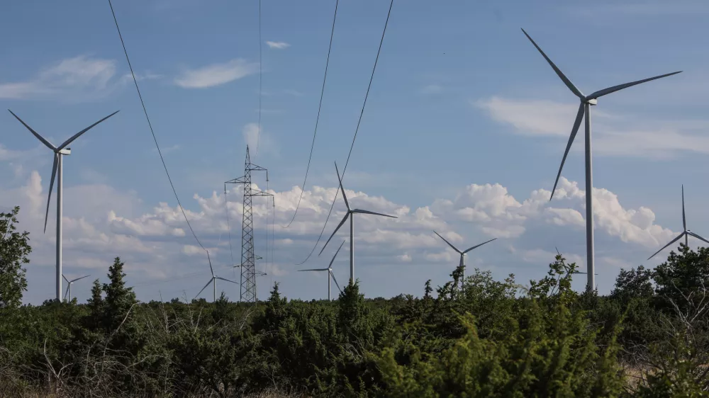 - Vetrna elektrarna, obnovljivi viri energije. - 24.07.2024. - Vetrna elektrarna Pađene v bližini Knina na Hrva&scaron;kem je največja vetrna elektrarna na Hrva&scaron;kem.//FOTO: Bojan VelikonjaOPOMBA: ZA OBJAVO V OBJEKTIVU!!!!