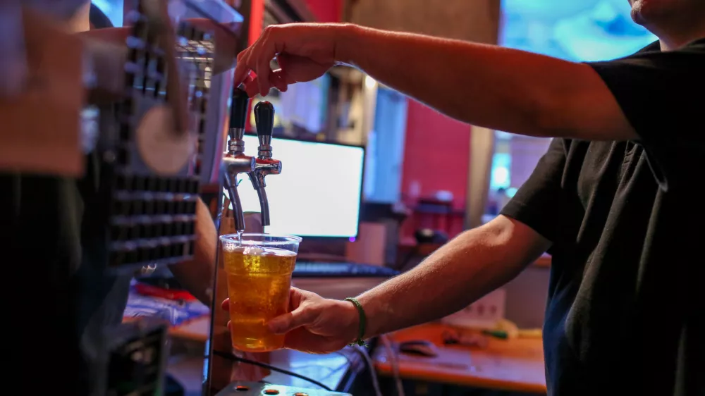 - simbolična fotografija - pivovarji - točeno pivo- 04.06.2016 - Kulinarični dogodek Grenko & Slastno pred ljubljansko trgovino s pivom Pivoljub - reportažo o priljubljenosti piva - pivo in hrana - kulinarika -   //FOTO: Bojan Velikonja / Foto: Bojan Velikonja