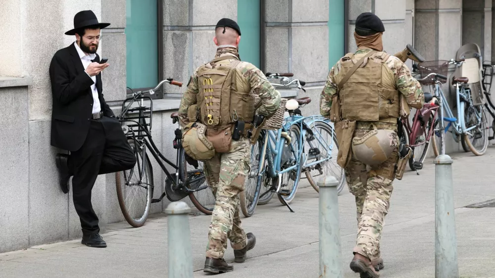 Belgian army personnel patrol a street as part of a deployment of soldiers outside Jewish institutions in Antwerp and Brussels following attacks at Jewish sites in Belgium and other European countries, in Antwerp, Belgium, March 23, 2026. REUTERS/Yves Herman REFILE - CHANGING SLUG FROM "BELGIUM-SYNAGOGUE/SECURITY" TO "BELGIUM-SECURITY/ANTWERP". / Foto: Yves Herman