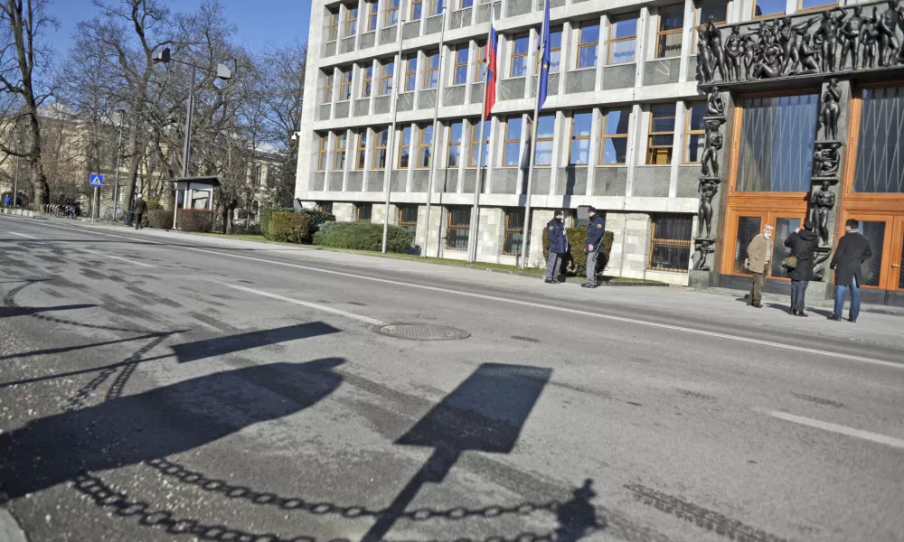 - ilustrativna fotografija protest,transparent,ljudstvo,upor,parlament,državni zbor,policija  - nemi protest civilne iniciative Referendum državljanom - spremljali razpravo o zaostritvi referenduma, stavba  //FOTO: Tomaž Zajel&scaron;nik