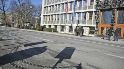 - ilustrativna fotografija protest,transparent,ljudstvo,upor,parlament,državni zbor,policija  - nemi protest civilne iniciative Referendum državljanom - spremljali razpravo o zaostritvi referenduma, stavba  //FOTO: Tomaž Zajel&scaron;nik