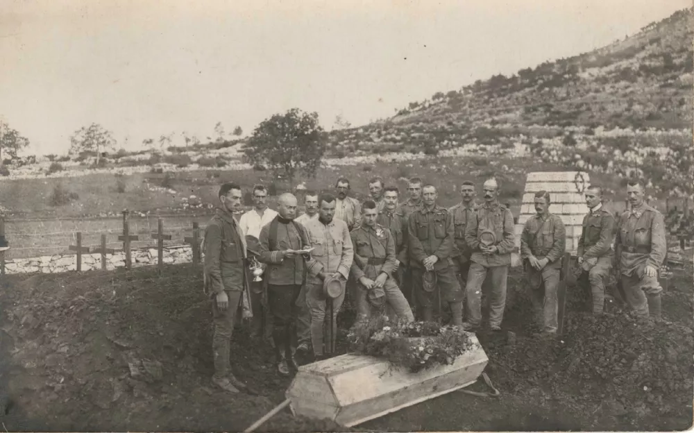 Pogrebni_obred na voja&scaron;kem pokopali&scaron;ču Lipa na Krasu III, med1. svetovno vojno / Foto: Pavel Getia